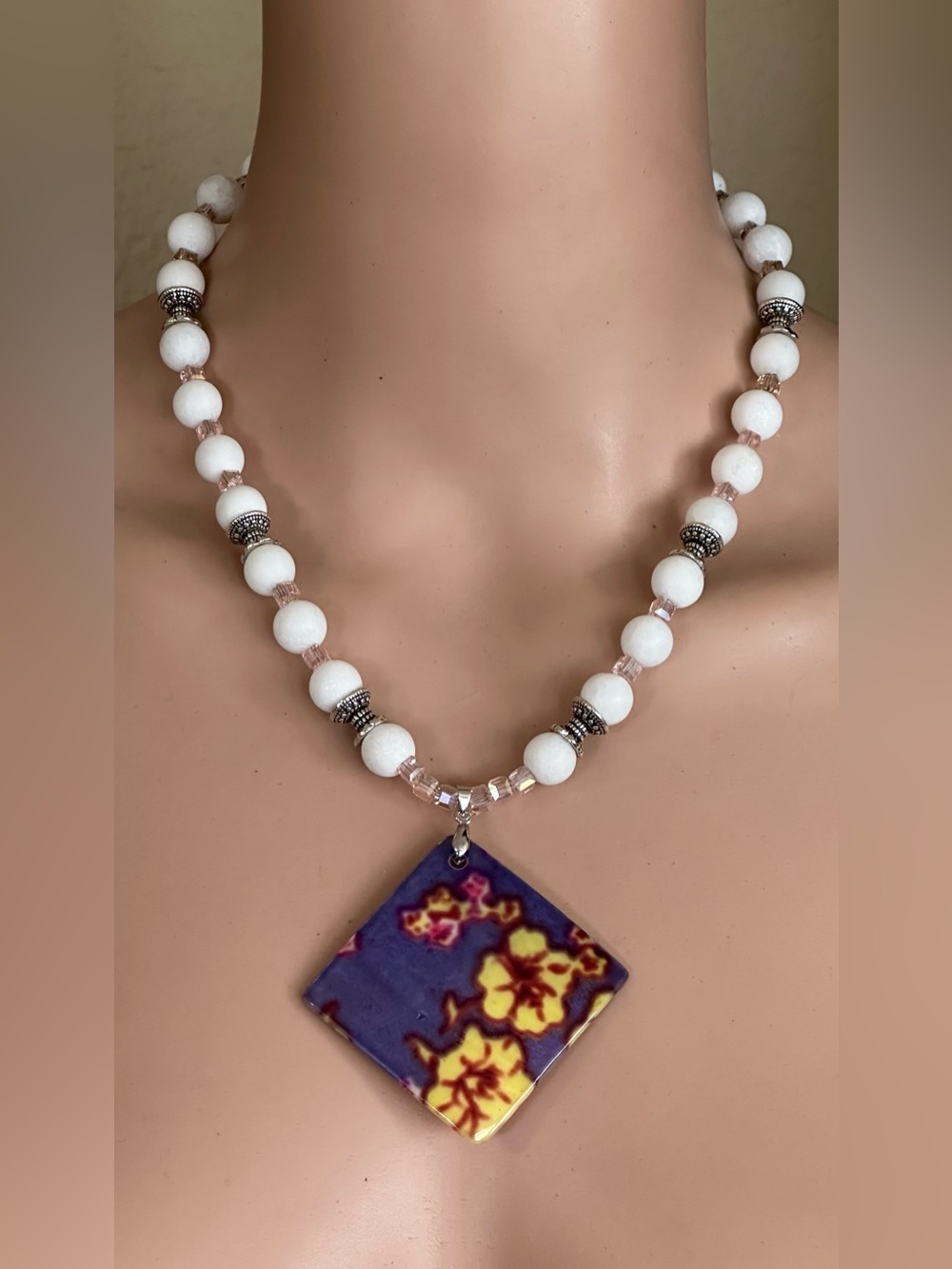 22-1/2 White Alabaster and Shell bead necklace NWOT
